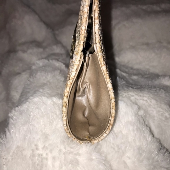 Patterned Clutch in tan & ivory. From India - Picture 4 of 6